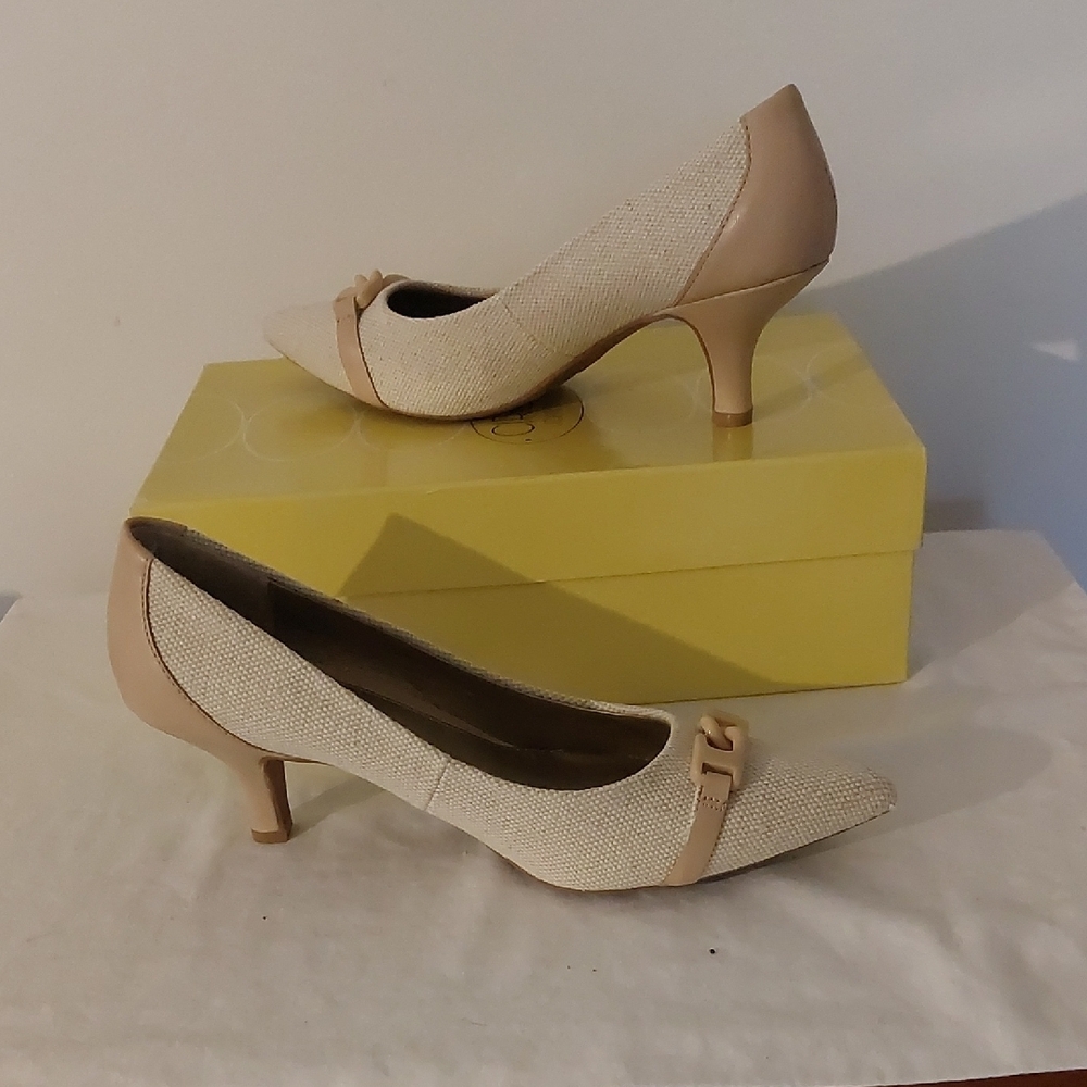 NWT Circa Joan & David Beige Pumps